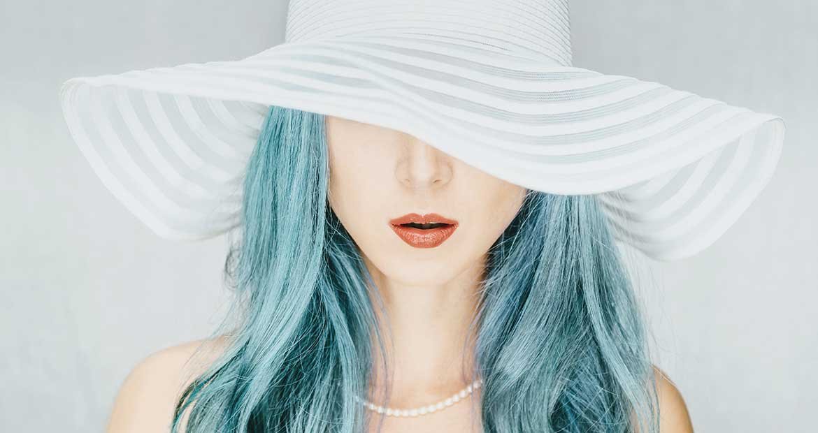 Modelo Com Cabelo Azul Sorrindo